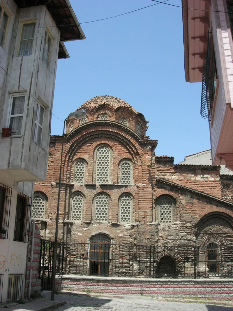 Der Minarett der Eski-Imaret-Moschee (Eski İmaret Camii) – Reiseführer für Istanbul